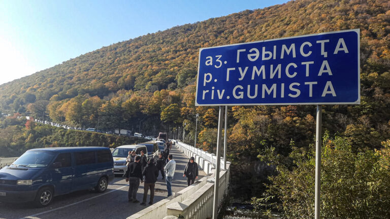 Demonštranti blokujú most na diaľnici do najväčšieho mesta Suchumi v neuznanej kaukazskej republike Abcházsko v utorok 12. novembra 2024. Foto: TASR/AP