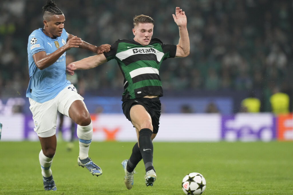 Futbalista Sportingu Viktor Gyökeres (vpravo) a hráč Manchestru City Manuel Akanji bojujú o loptu v zápase 4. kola ligovej fázy Ligy majstrov Sporting Lisabon – Manchester City v Lisabone v utorok 5. novembra 2024. Foto: TASR/AP