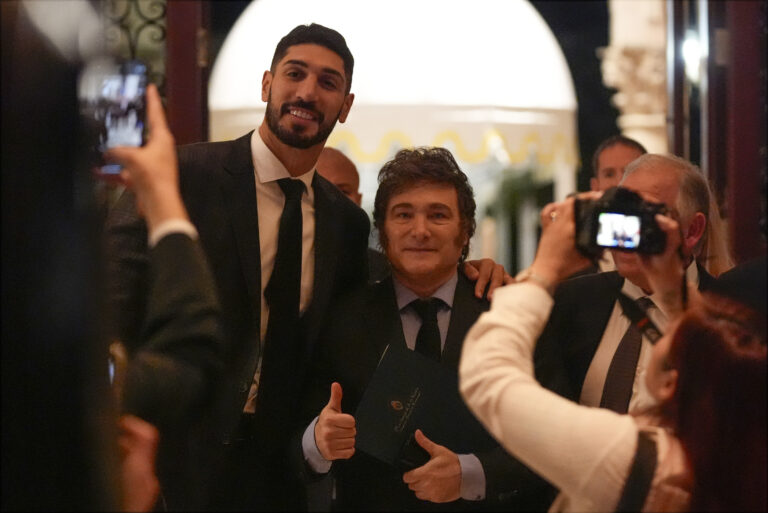 Argentínsky prezident Javier Milei (uprostred) prichádza s Enesom Canterom Freedomom (vľavo) pred prejavom zvoleného prezidenta Donalda Trumpa počas galavečera America First Policy Institute v jeho sídle Mar-a-Lago vo štvrtok 14. novembra 2024 v Palm Beach na Floride. Foto: TASR/AP