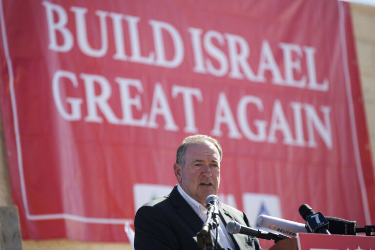 Na archívnej snímke z 1. augusta 2018 guvernér Arkansasu Mike Huckabee odpovedá na otázky novinárov v americkom Efrate. Novozvolený prezident USA Donald Trump v utorok oznámil, že na post amerického veľvyslanca v Izraeli navrhne bývalého guvernéra Arkansasu Mikea Huckabeeho. FOTO TASR/AP