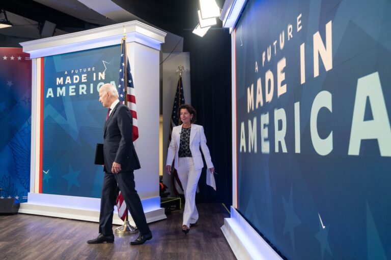 Prezident Joe Biden a ministerka obchodu Gina Raymondová prichádzajú diskutovať o vládnych prioritách. Foto: HAIYUN JIANG / New York Times / Profimedia