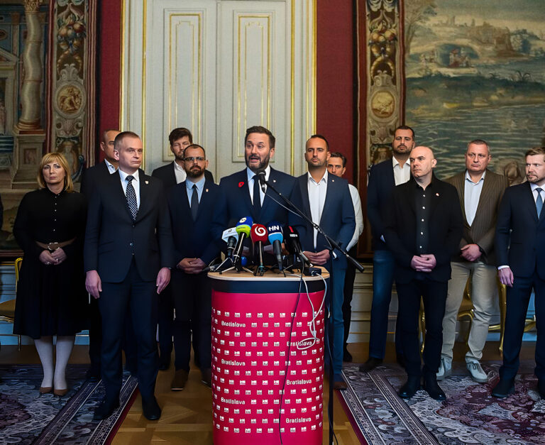 Primátor Bratislavy Matúš Vallo a starostovia mestských častí.