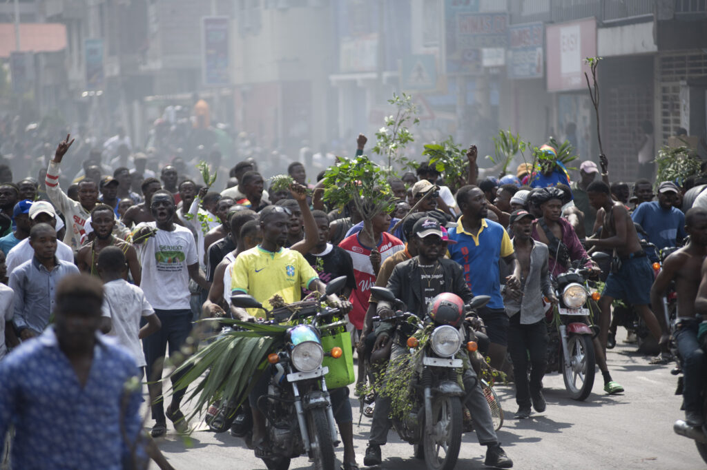 Ľudia v meste Goma na východe Konžskej demokratickej republiky protestujú proti obliehaniu povstaleckým hnutím M23, ktoré podporuje susedná Rwanda 28. januára 2025. Foto: TASR/AP