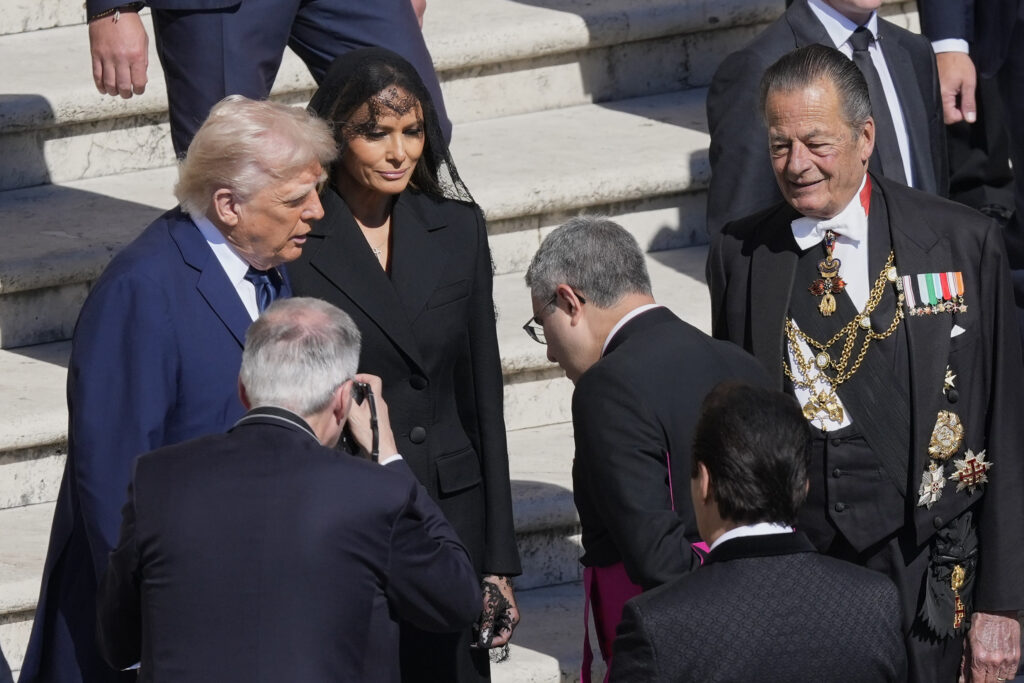 Donald Trump s manželkou na pohrebe pápeža Františka 26. apríla 2025. Foto: TASR/AP