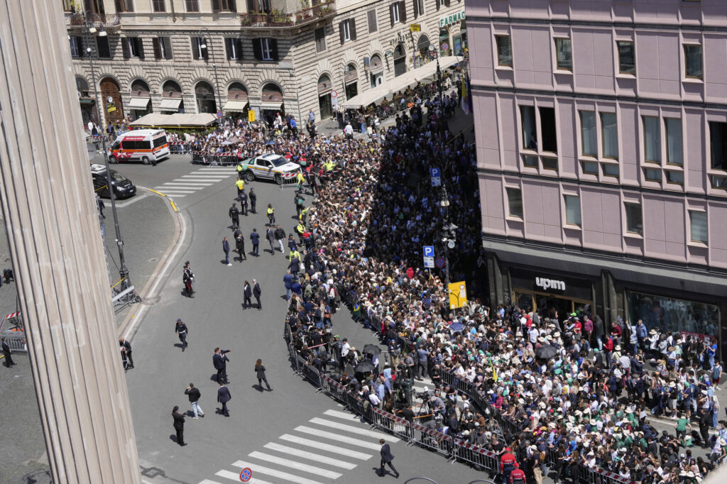 Procesia s rakvou s telom pápeža Františka v Ríme. Foto: TASR/AP