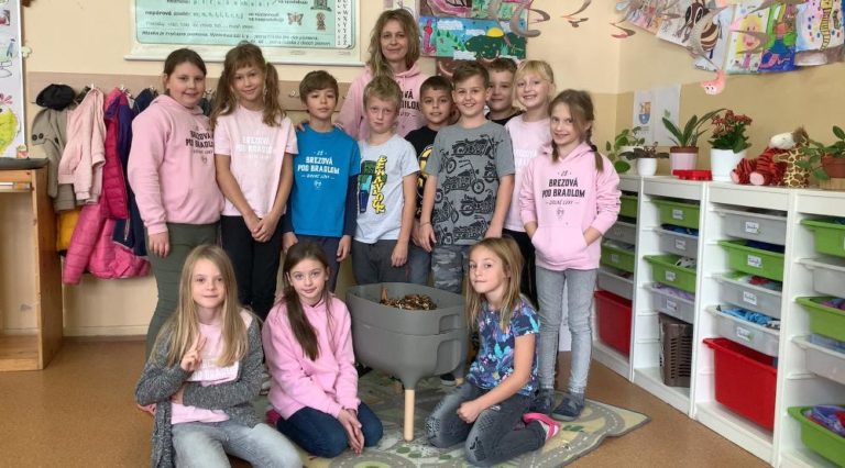 Školáci kompostujú s dážďovkami