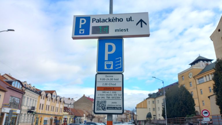 Aktualizované: V Trenčíne zvýšia parkovné. Obávaný návrh prešiel