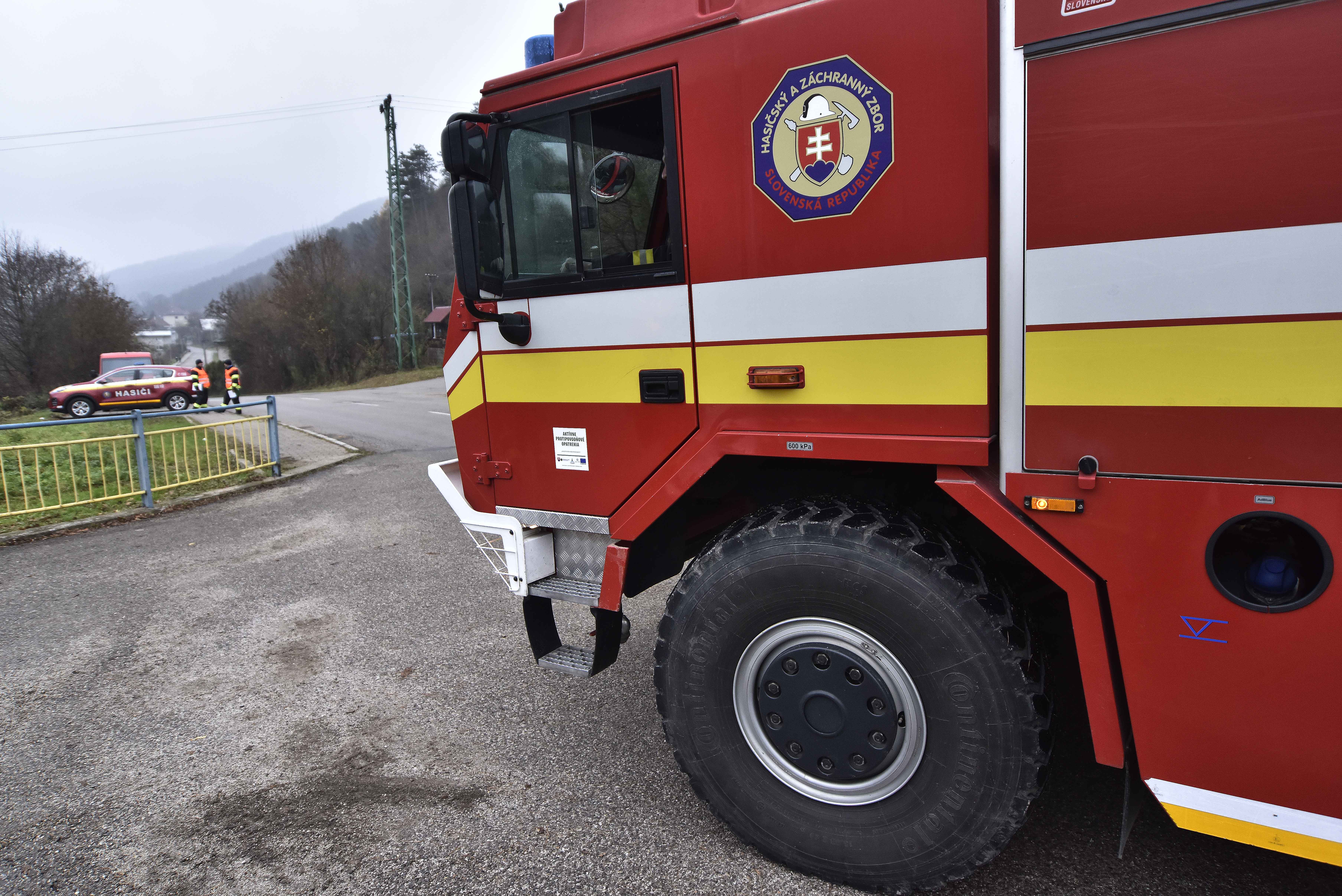 Auto narazilo do plynovej prípojky, zasahovali aj hasiči