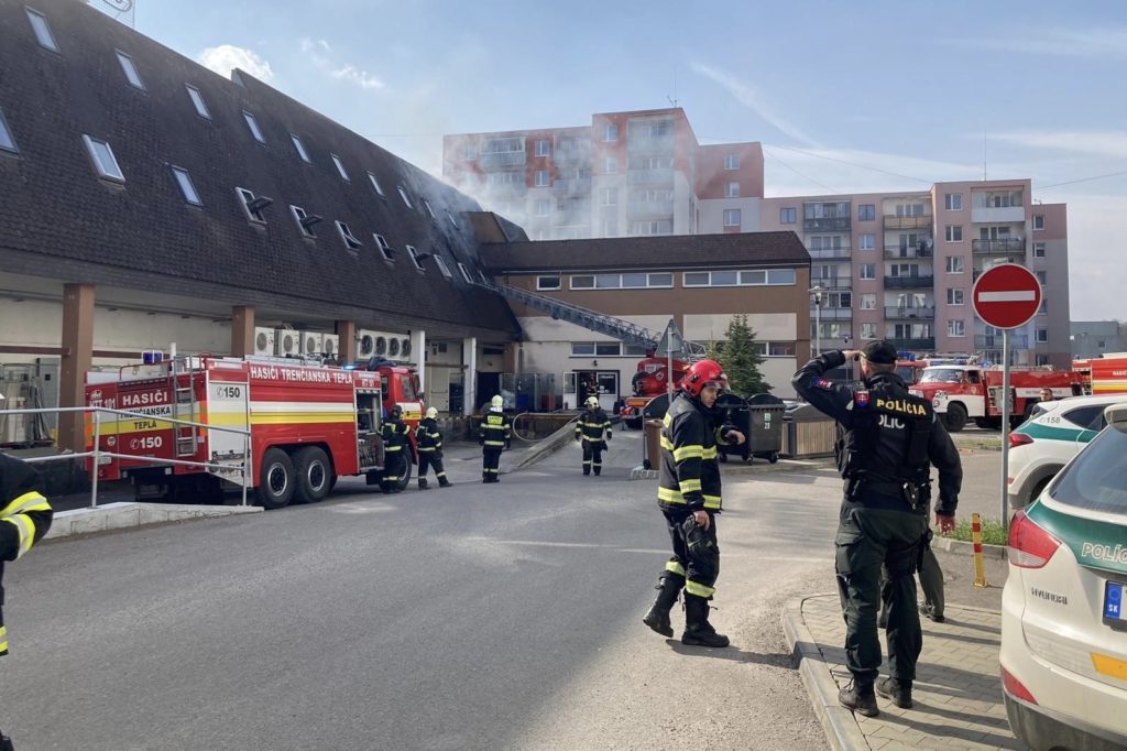 Požiar v Trenčianskych Tepliciach. Na mieste sú zranení! Foto: FB Polícia SR - Trenčiansky kraj