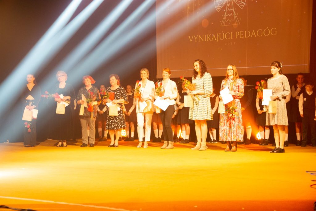 Finančne a spoločensky podhodnotené povolanie. Učitelia dostali ceny za celoživotný prínos. Foto: web Handlová