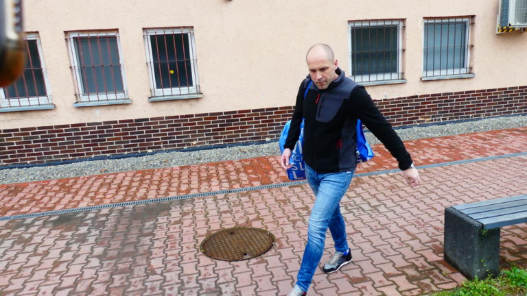 Prvé FOTO a VIDEO: Bývalého policajta Vorobjova prepustili z dubnickej basy