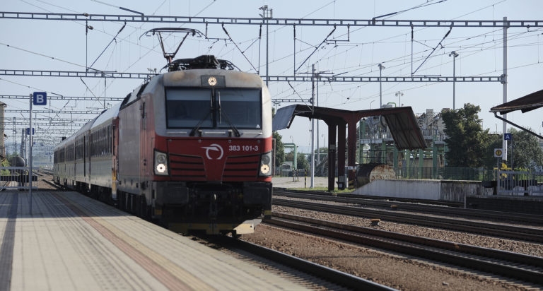 Na trase Bratislava-Košice často chýba vo vlakoch reštauračný vozeň