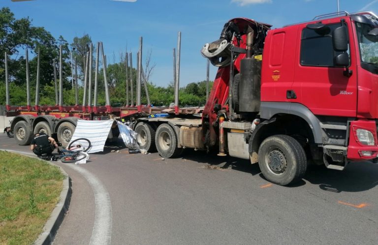 Rýchla a krutá smrť cyklistu po zrážke s kamiónom, zachytil ho náves pri odbočovaní nákladného auta
