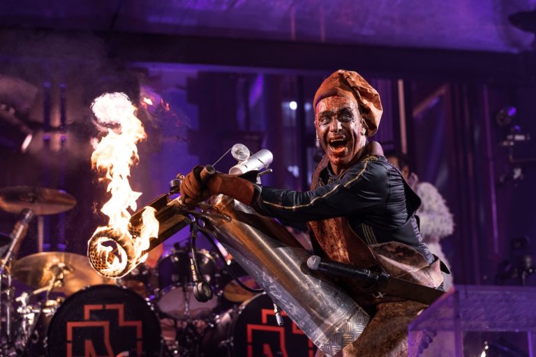 Na speváka kapely Rammstein sa valia obvinenia zo sexuálneho násilia. Skupina vydala prekvapujúce vyhlásenie 
