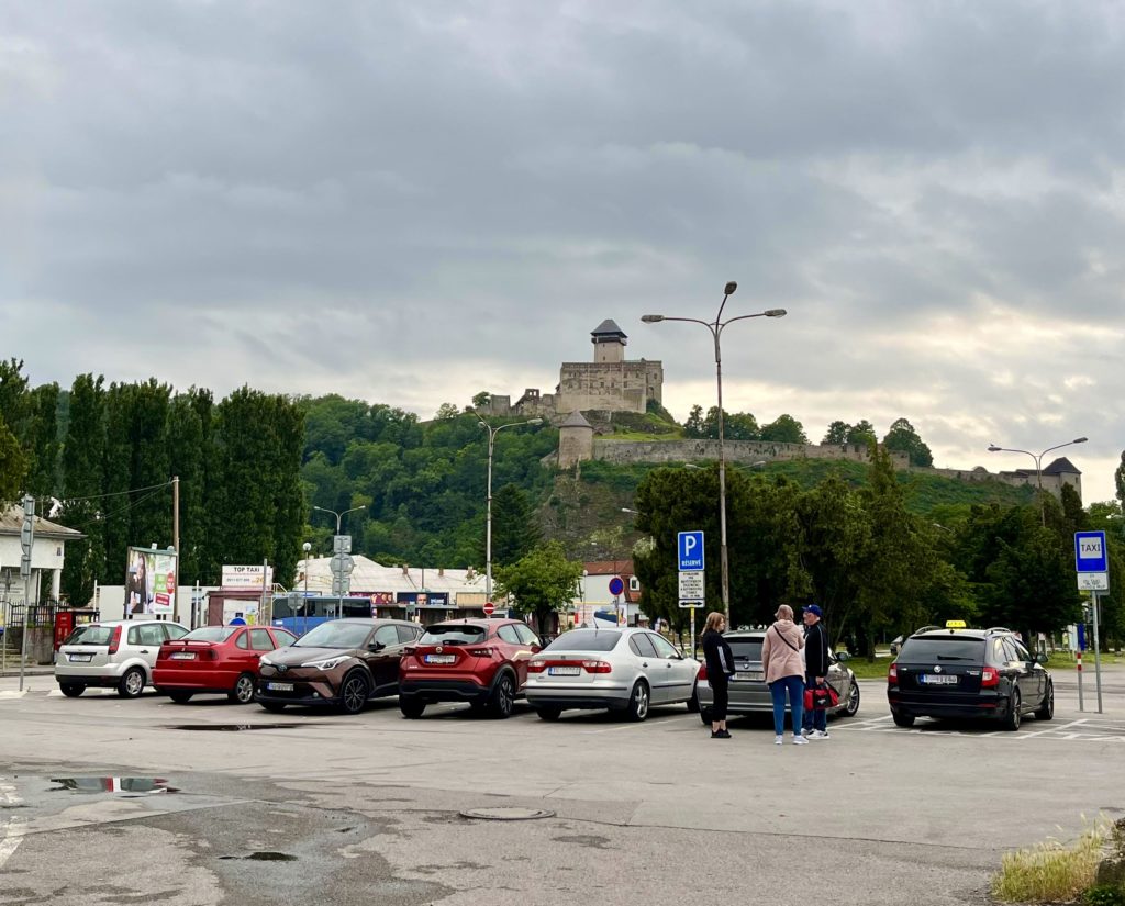 Kritický nedostatok parkovacích miest na železničnej stanici v Trenčíne? Mesto reaguje: Pozrite sa okolo seba