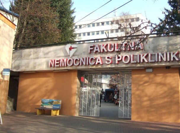 Z nemocnice ušiel pacient v pyžame a v šľapkách